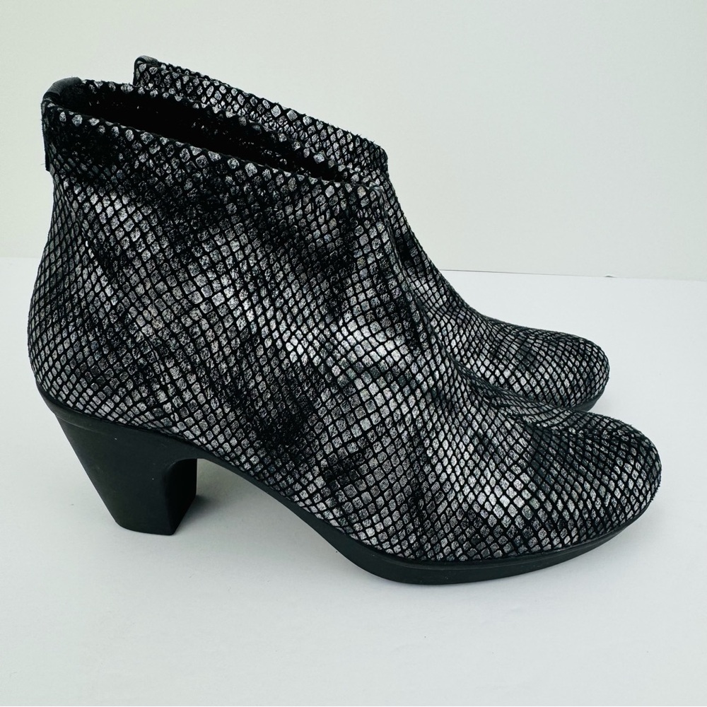 Toni Pons Pull on Booties. Women’s size 35. Made in Spain. Black/ Silver color